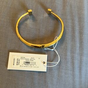 Kate Spade nwt bracelet gold tone hinged black
“raising the bar” $78
